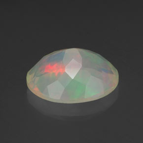 Opale multicolore naturelle coupe ovale, 2,02 ct, transparent