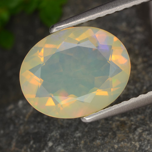 Opale multicolore naturelle coupe ovale, 1,29 ct, transparent