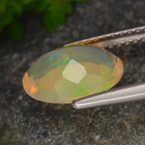 Opale multicolore naturelle coupe ovale, 1,30 ct, transparent