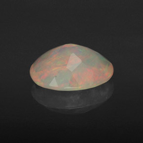 Opale multicolore naturelle coupe ovale, 1,53 ct, translucide