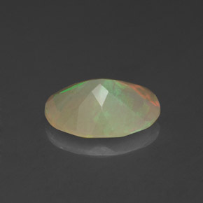 Opale multicolore naturelle coupe ovale, 1,14 ct, translucide