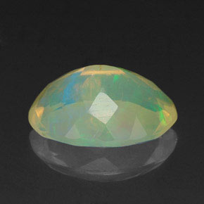 Opale multicolore naturelle coupe ovale, 1,67 ct, transparent