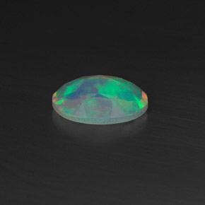 Opale multicolore naturelle coupe ovale, 0,44 ct, transparent