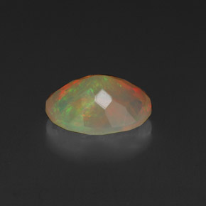 Opale multicolore naturelle coupe ovale, 0,99 ct, transparent
