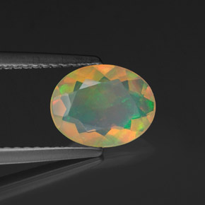 Opale multicolore naturelle coupe ovale, 0,90 ct, transparent