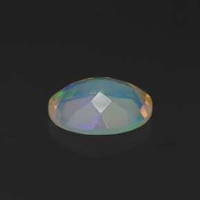 Opale multicolore naturelle coupe ovale, 0,99 ct, transparent