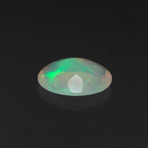 Opale multicolore naturelle coupe ovale, 0,75 ct, transparent