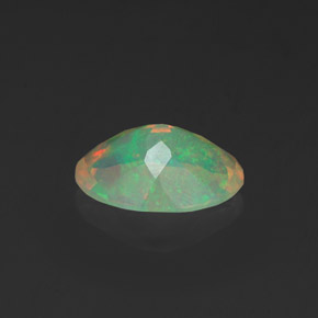 Opale multicolore naturelle coupe ovale, 0,91 ct, transparent
