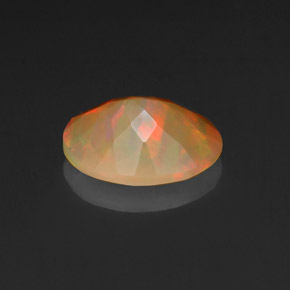 Opale multicolore naturelle coupe ovale, 0,97 ct, opaque