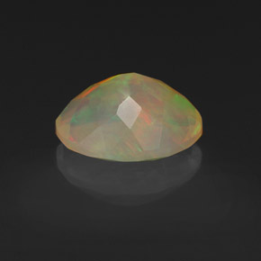 Opale multicolore naturelle coupe ovale, 1,14 ct, transparent