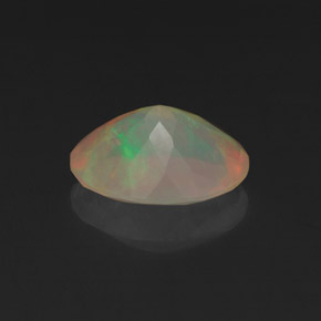 Opale multicolore naturelle coupe ovale, 1,04 ct, transparent
