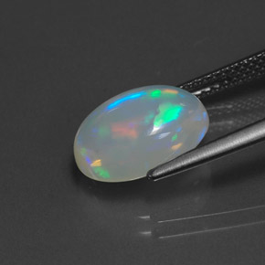 Opale multicolore naturelle coupe ovale, 2,90 ct, transparent