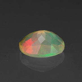 Opale multicolore naturelle coupe ovale, 0,95 ct, transparent