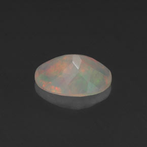 Opale multicolore naturelle coupe ovale, 0,64 ct, transparent