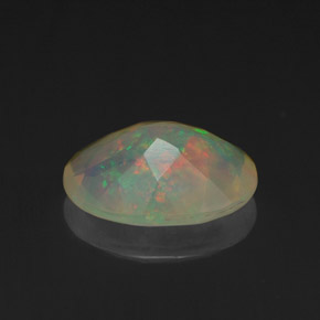 Opale multicolore naturelle coupe ovale, 1,25 ct, transparent
