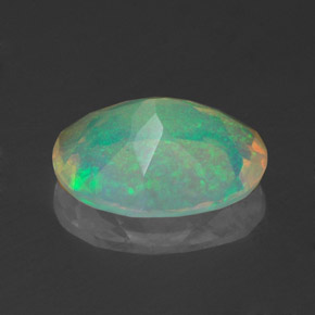 Opale multicolore naturelle coupe ovale, 1,38 ct, transparent