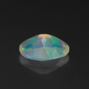 Opale multicolore naturelle coupe ovale, 0,96 ct, transparent