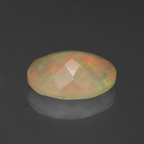 Opale multicolore naturelle coupe ovale, 1,14 ct, translucide