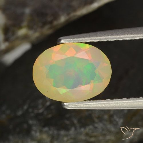 Opale multicolore naturelle coupe ovale, 0,94 ct, transparent