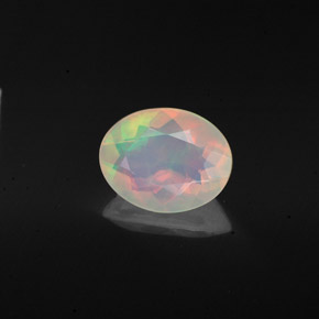 Opale multicolore naturelle coupe ovale, 0,98 ct, transparent