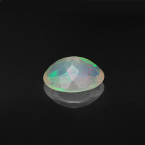Opale multicolore naturelle coupe ovale, 0,98 ct, transparent