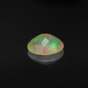 Opale multicolore naturelle coupe ovale, 0,92 ct, transparent