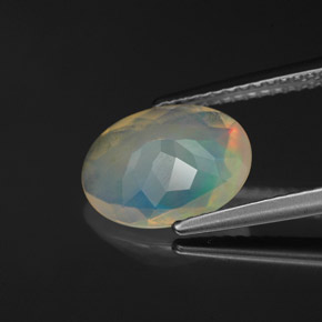 Opale multicolore naturelle coupe ovale, 1,53 ct, transparent