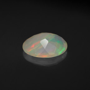 Opale multicolore naturelle coupe ovale, 1,40 ct, translucide