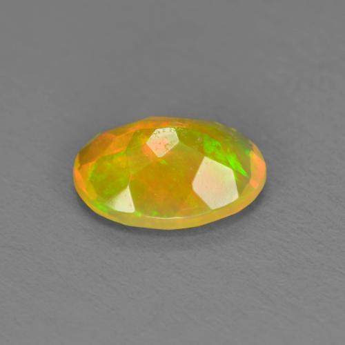 Opale multicolore naturelle coupe ovale, 0,74 ct, translucide