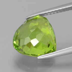 Péridot Vert moyen-léger naturelle Forme de coeur, 5.83 ct, VS-SI
