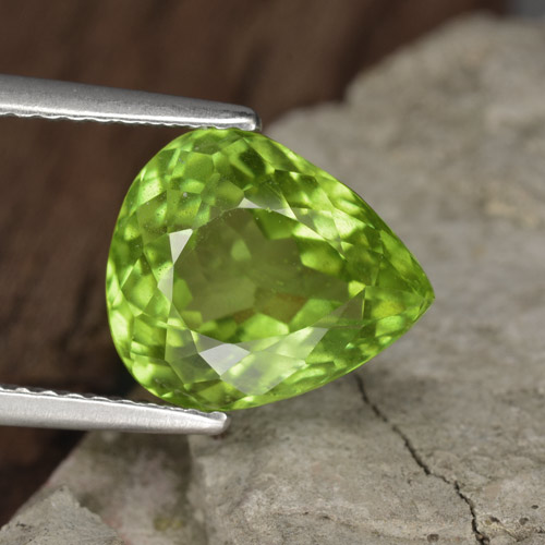 Péridot Vert moyen naturelle En forme de poire, 4.54 ct, VS