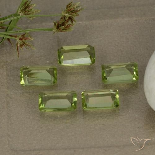 Shop natural 2.66ct Vert vif et léger Péridot gems, Octogone / coupe Émeraude, from Chine at GemSelect. In stock, global shipping!