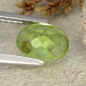 Péridot Vert moyen naturelle ovale, 1.24 ct, VS