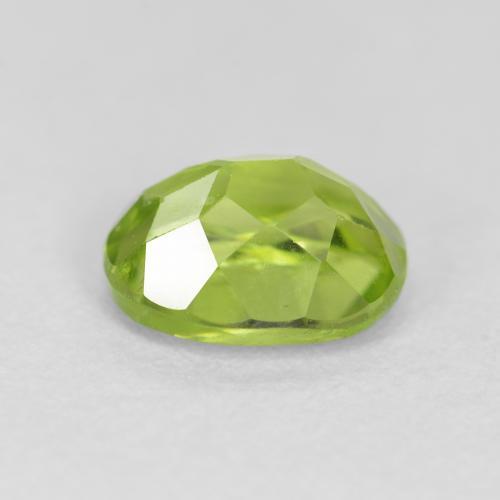 Péridot Vert jaunâtre naturelle ovale, 1.36 ct, VS