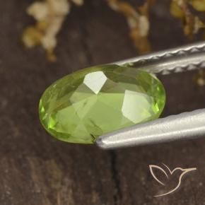 Péridot Vert moyen naturelle ovale, 1.38 ct, VS