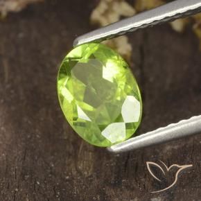 Péridot Vert moyen naturelle ovale, 1.38 ct, VS
