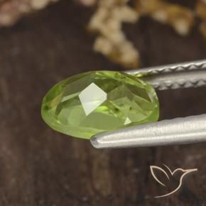 Péridot Vert moyen naturelle ovale, 1.38 ct, VS