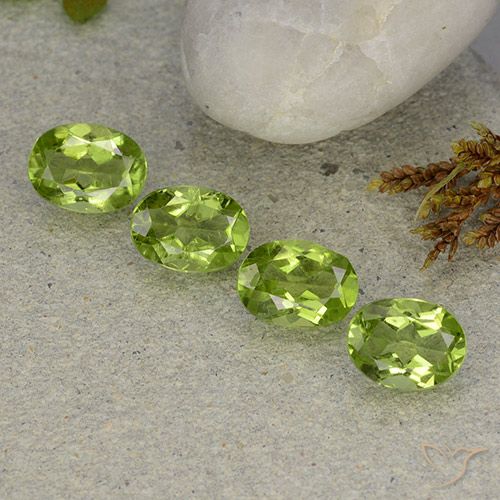 Shop natural 5.26ct Vert moyen Péridot gems, ovale, from Chine at GemSelect. In stock, global shipping!