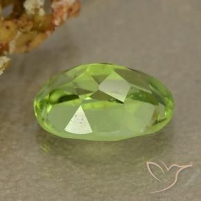 Péridot Vert éclatant naturelle ovale, 1.20 ct, VS