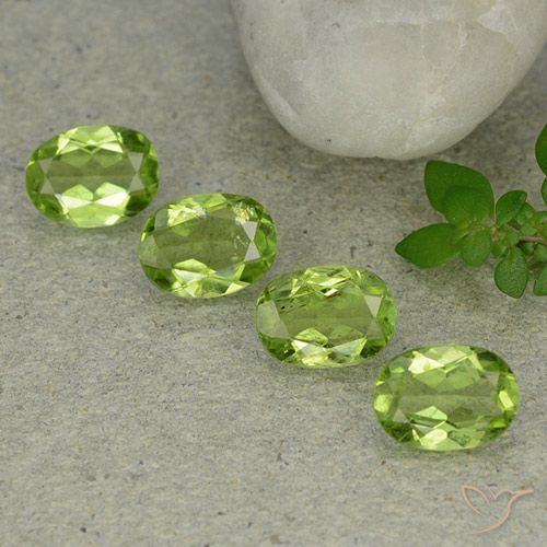 Shop natural 4.79ct Vert moyen Péridot gems, ovale, from Chine at GemSelect. In stock, global shipping!