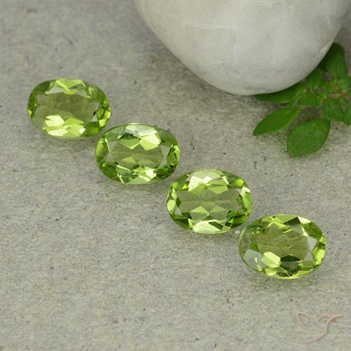 Shop natural 4.79ct Vert éclatant Péridot gems, ovale, from Chine at GemSelect. In stock, global shipping!