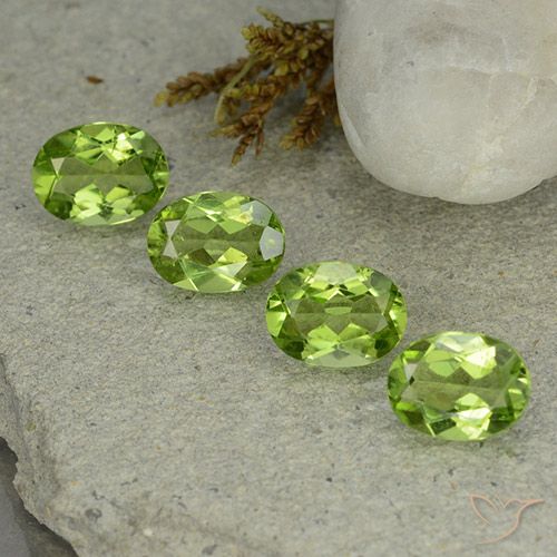 Shop natural 5.28ct Vert éclatant Péridot gems, ovale, from Chine at GemSelect. In stock, global shipping!