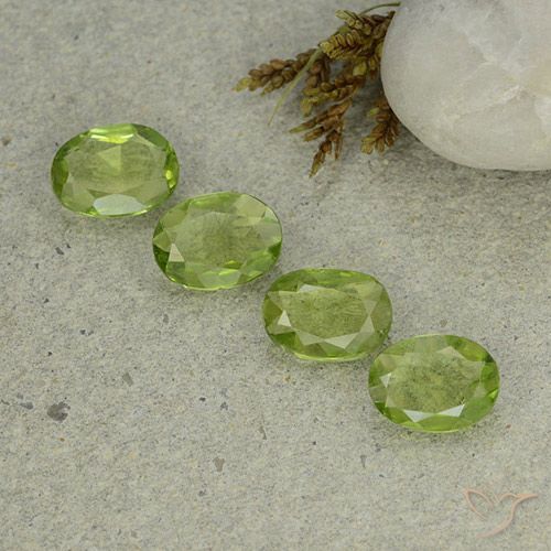3.92ctw Naturel Vert vif et léger Péridot, ovale, VS