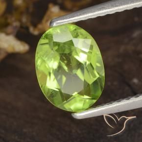 Péridot Vert éclatant naturelle ovale, 1.38 ct, VS