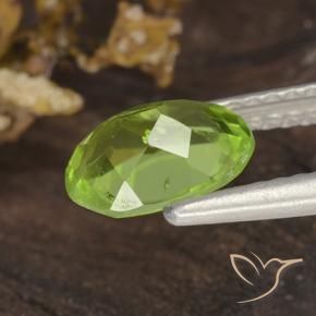 Péridot Vert éclatant naturelle ovale, 1.38 ct, VS