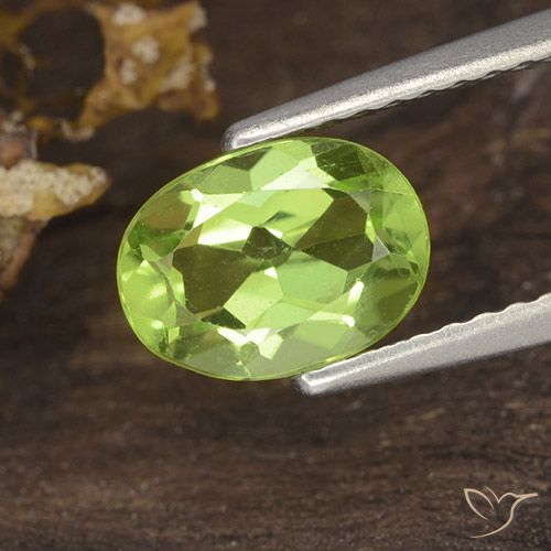 Péridot Vert moyen naturelle ovale, 1.31 ct, VS