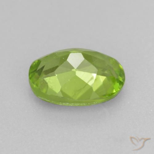 Péridot Vert éclatant naturelle ovale, 1.37 ct, VS