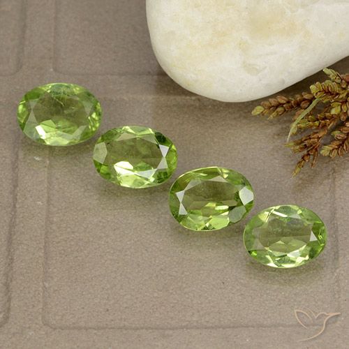 4.15ctw Naturel Vert vif et léger Péridot, ovale, VS