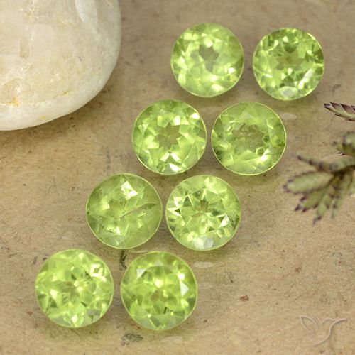 4.34ctw Naturel Vert moyen Péridot, Tour, VVS-VS