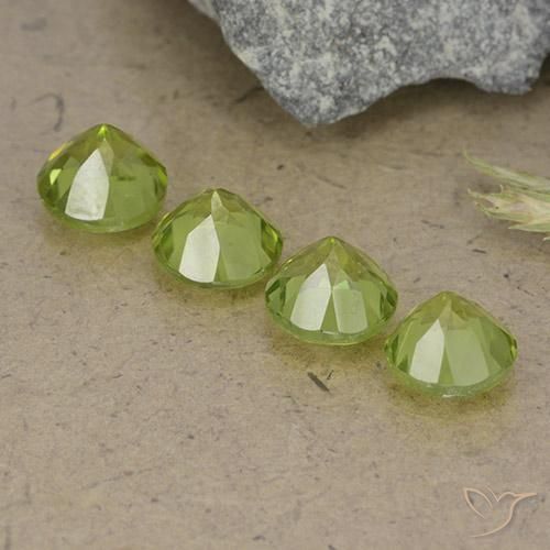 Shop natural 3.90ct Vert vif et léger Péridot gems, Tour, from Chine at GemSelect. In stock, global shipping!